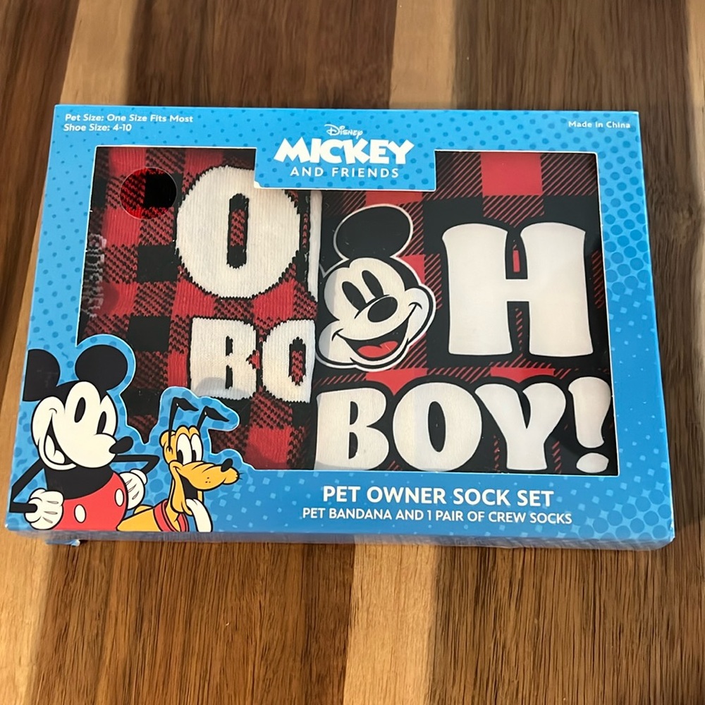👙🕶️🌞NEW Mickey and Friends Pet Owner Socks and Bandana box set👙 2 for 12.00